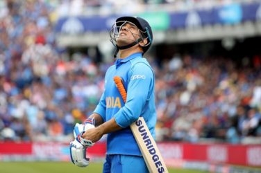 Dhoni announces retirement